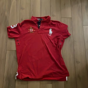 Cheif keef polo - Gammal cheif keef polo som knappt är använd den är i mycket bra skick. Om ni vill ha fler bilder skicka bara ett pm. Priset kan diskuteras 