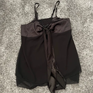 Linne - Säljer detta fina silkes linnet, köpt från shein och användt bara 2-3 gånger så inga defekter utan i nyskick, stl S, kom gärna med prisförslag 