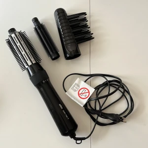 Värmeluftsborste - Värmeluftsborste från Braun. Använd endast ett fåtal ggr - nyskick! Köpt för 399kr 💜