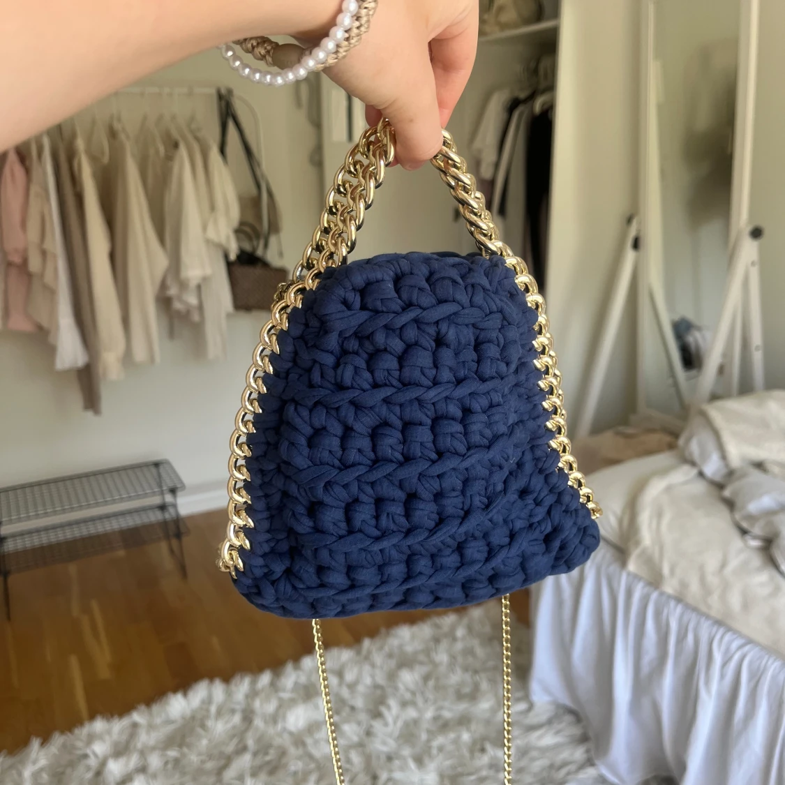 Mörk blå flätad väska