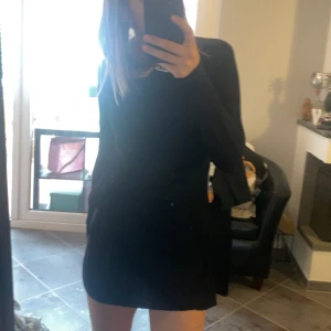 Klänning svart  - Svart klänning från nakd i storlek m. Lite liten i storlek så passar mer som en S. Aldrig använd. Skriv för mer information. 