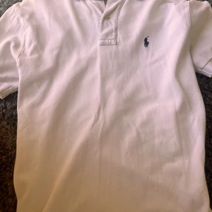 Ralph Lauren pike - Storlek S men passar mer M  Gammal men knappt använd då den är för stor 