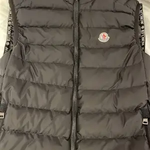 Hej, säljer en Moncler väst i storlek S men passar mycket bättre som en M. 