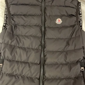 Moncler väst  - Hej, säljer en Moncler väst i storlek S men passar mycket bättre som en M. 