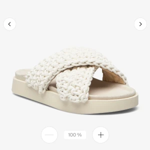 Helt nya inuikii tofflor - Helt nya inuikii tofflor i storlek 38! Hann inte lämna tbx de i tid 💖💖 nypris 2500