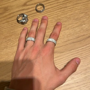 Ring med stenar - Silver Ring med stenar från Lil baby collenction Nypris 600 Storlek 10 Helt ny oanvänd säljer pga för stor har likadan i mindre storlek