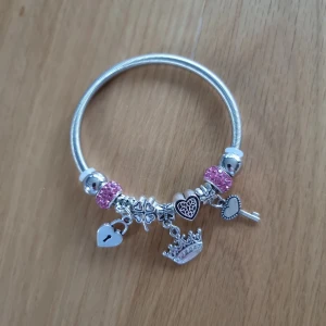 Armband - Jättegulligt armband från Shein i bra skick utan defekter. Likt ett Pandora armband med fina charms och perfekt till sommaren 💗 Kontakta om du har frågor