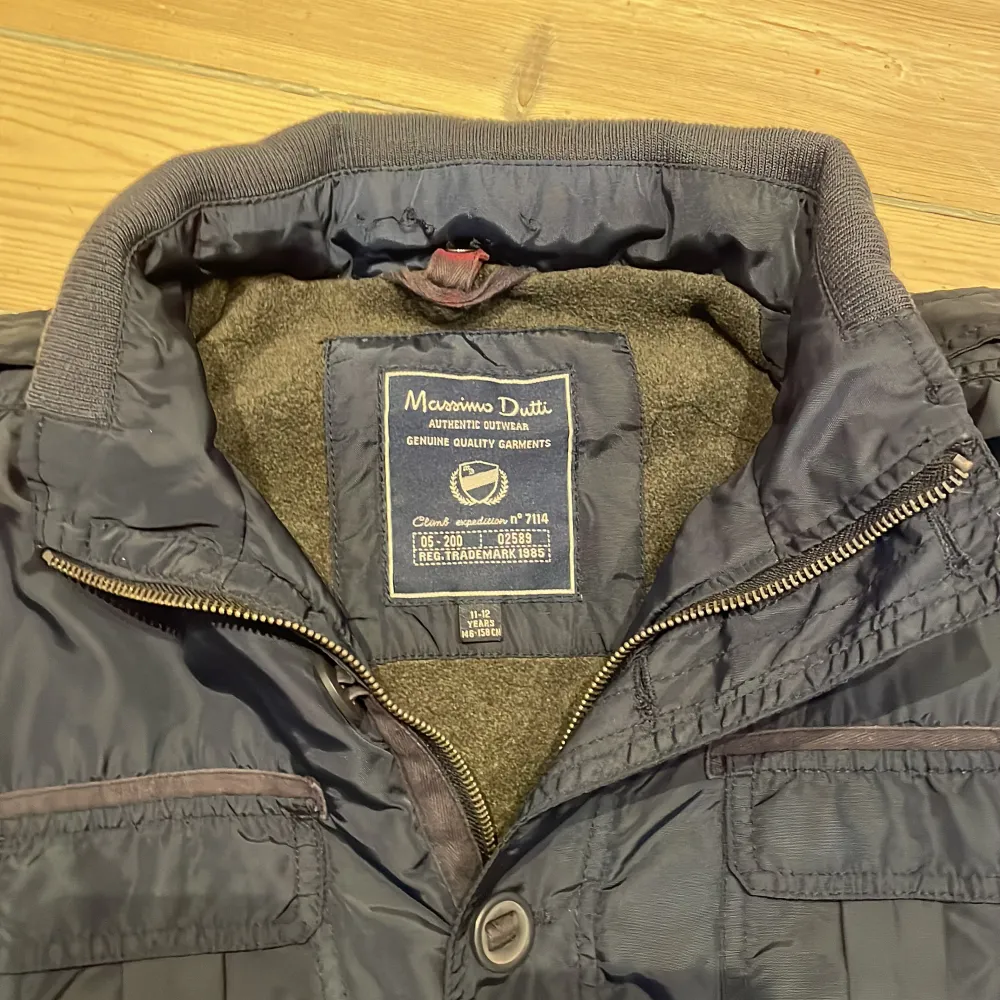 Säljer en najs Massimo dutti field jacket. Den är mkt större i strl så skulle kunna passa någon som är ca 160. Priset är inte hugget i sten så kom med prisförslag/// Albert’s Closet. Jackor.