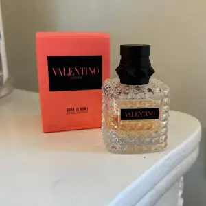Valentino Donna Born in Roma Coral Fantasy💞Ungefär halva kvar! Säljer för jag tröttnat på lukten då jag använt den parfymen så länge😊Originalpris ca 800kr, mitt pris 200kr🫶🏼(förpackning ingår)