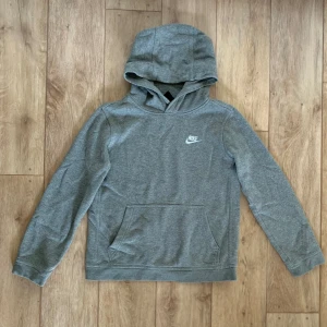Grå ljusgrå vit hoodie luvtröja huvtröja Nike barn barnkläder märkeskläder - Barnstorlek L, motsvarar 147-158cm. Fint skick! Väldigt mjuk och skön.  Nypris ca. 500-600