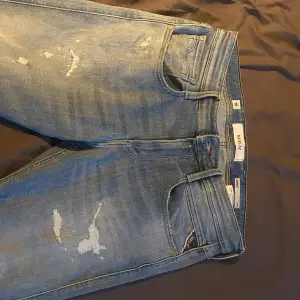 Ett par riktigt feta replay jeans med slitningar! 🔥 Modell:ANBASS, slimfit👖 Skick:9/10✅  Hör av er vid mer frågor!💸