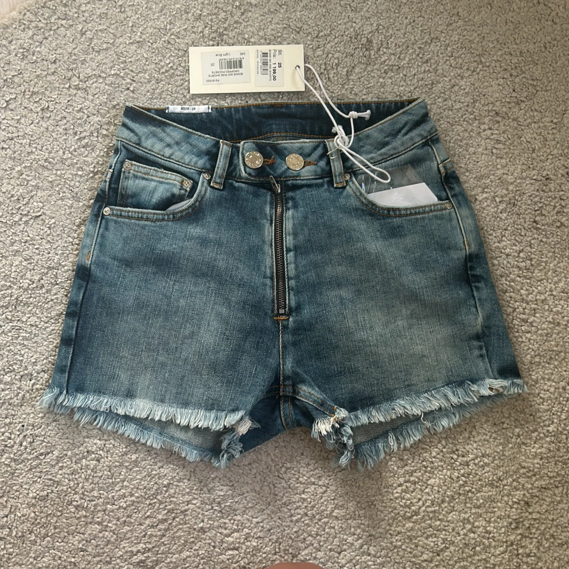 Oanvända jeansshorts  - 90