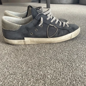 Philipe moddel blå - Skicket är 8/10 lite sönder på sulan som kan se på andra bilden! Hör av er vid intrsse. Pris kan diskuteras 