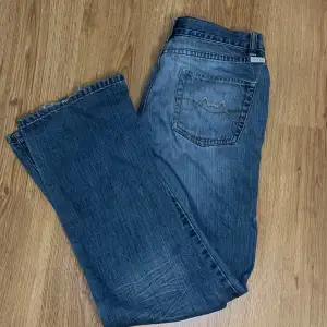 Supersnygga ljusa jeans med dekorativa bakfickor! Från m-o-t-o, strl 36 Bra skick, lite slitna vid foten men annars fina