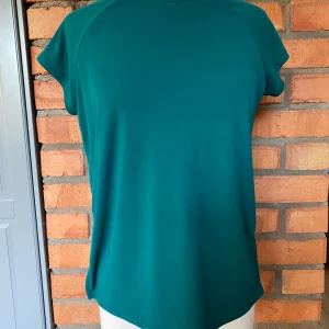 Top med slits i ryggen strl M - Från Lindex  100% Polyester  Mycket fint skick 