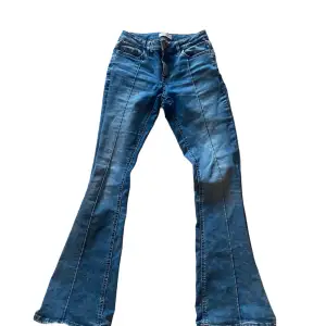 Säljer min fina blå jeans då de inte kommer till användning💗Kom privat för fler bilder och frågor!