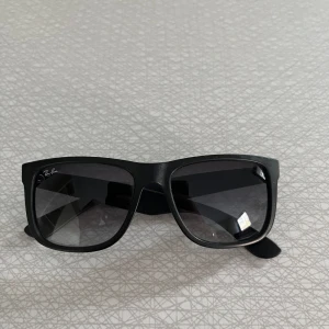 Rayban solglasögon - Ett par rayban solglasögon | skick 7,5/10 | nypris ligger på cirka 1400 | endast solglas ögon medkommer | Hör av er vid frågor ✅