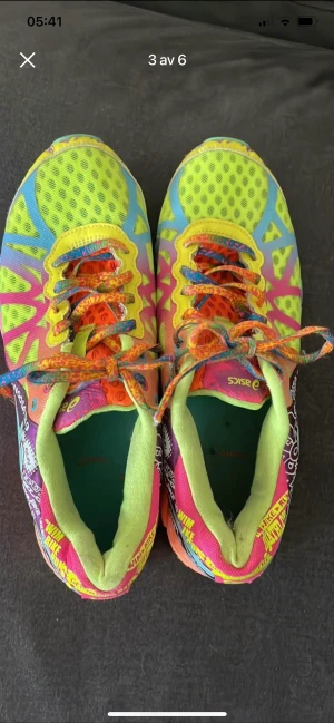 Asics löparskor - Supersnygga färgglada löparskor ifrån Asics str 41,5 i mycket fint skick, endast använda några promenader 