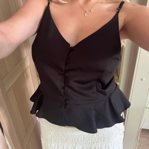 Topp - Tröja från river island. Helt oanvänd med prislappen kvar. 