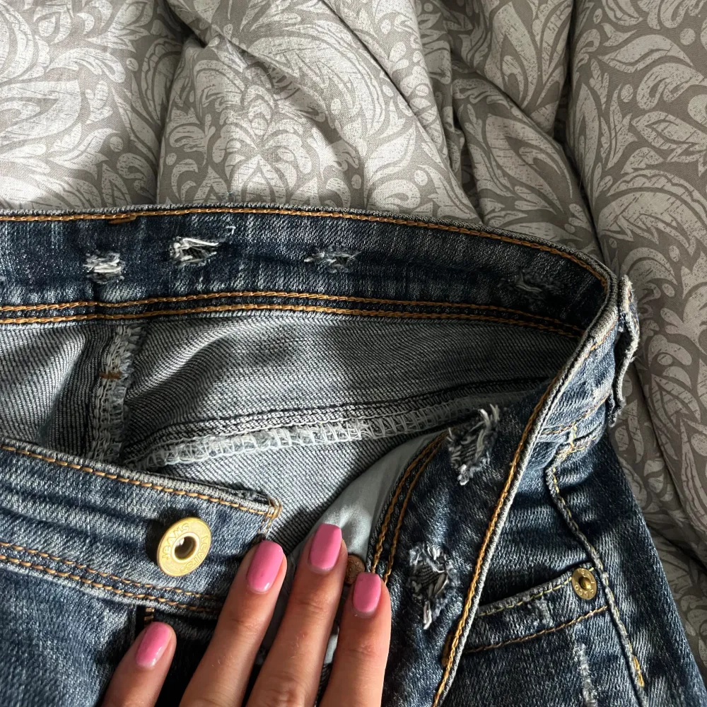 lågmidjade levis jeans som säljs då de är för korta (är 172). ”Fransiga” vid fötterna. (hål på insidan då jag haft ett snöre i men inget som syns utifrån). Okänd storlek men passa mig med S i vanliga fall. Bootcut/utsvängda beroende på hur lång man ä. Jeans & Byxor.