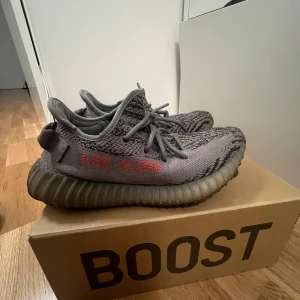 Yeezy boost 350 V2 - Säljer mina yeezy boost beluga 2.0. Bra skick och kommer med box och kvitto. Tvättas innan köp. 