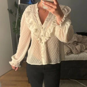 Zara blus - Säljer denna oanvända blus från Zara! (Inga defekter)