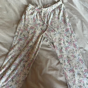 Mjukisbyxor  - Supersöta mjukisbyxor ifrån primark! Knappt använda 🌷🫶