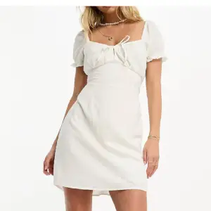 Säljer fin vit klänning! Köpt här på plick tidigare men har fortfarande prislappen kvar så endast testad. Liten fläck på ena sidan därav lägre pris än vad jag köpte den för (se sista bilden). 