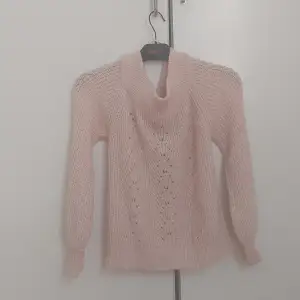 En rosa stickad tröja i storlek S. Har använts ett par gånger men är i ett fint skick fortfarande. Går ut till axlarna. 