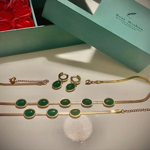 Tokyo Serenity grön agat guldpläterat halsband - Tokyo Serenity grön agat guldpläterat halsband (oanvänd)