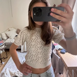 Virkad topp!! - Otroligt fin virkad topp med puffiga ärmar från Zara❤️ Verkligen så otroligt fin men tyvärr kommer den inte till användning. Pris går att diskutera vid snabb affär!
