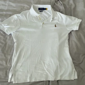 Polo Ralph Lauren Piké (Slim Fit) - Piké från Ralph Lauren, köptes i selfridges för 120£ (Runt 1300) i april förra året. Använde den väldigt lite då jag märkte direkt att den var för liten och har inte använt den på ett år. (182 70KG)