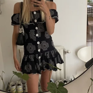 Sommar klänning - Intresse koll på denna sjukt söta sommar klänningen! Så fin nu till sommarn passar perfekt till midsommar eller andra sommardagar!💕 strö 34