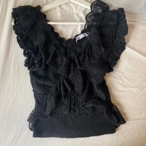 Zara topp - Säljer denna zara topp! Den är i ett fint och nästan aldrig använd☺️storlek S