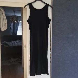 Klänning - Svart, ribbad halvlång klänning. Aldrig använd. Från lager 157. 