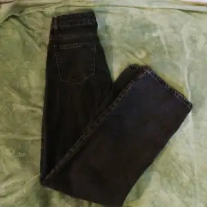 Helt nya högmidjade jeans, endast provade. Säljer endast pga dem är för små för mig.