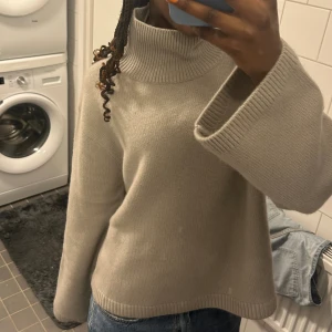 Kashmir tröja - Säljer denna otroligt snygga kashmir/Ull tröjan från H&m!! Aldrig använd med lappen kvar!! Köpt för 1799kr men säljer för 1500kr då den är i nyskick med lappen på💛🧡 Storlek XS men passar S och skulle även säga M💛🧡