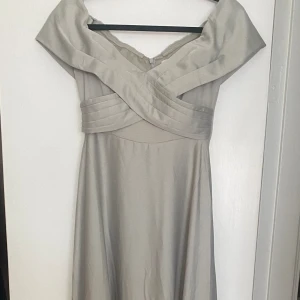 Långklänning ASOS - Splitterny långklänning/balklänning i salviagrön från ASOS! Super fin och härlig kvalité, mycket tyg i kjolen så den faller fint. Säljer endast pga köpt en annan färg. Endast provad!   Normal i storleken, brukar ha S. Funkar fint på mig som inte har 