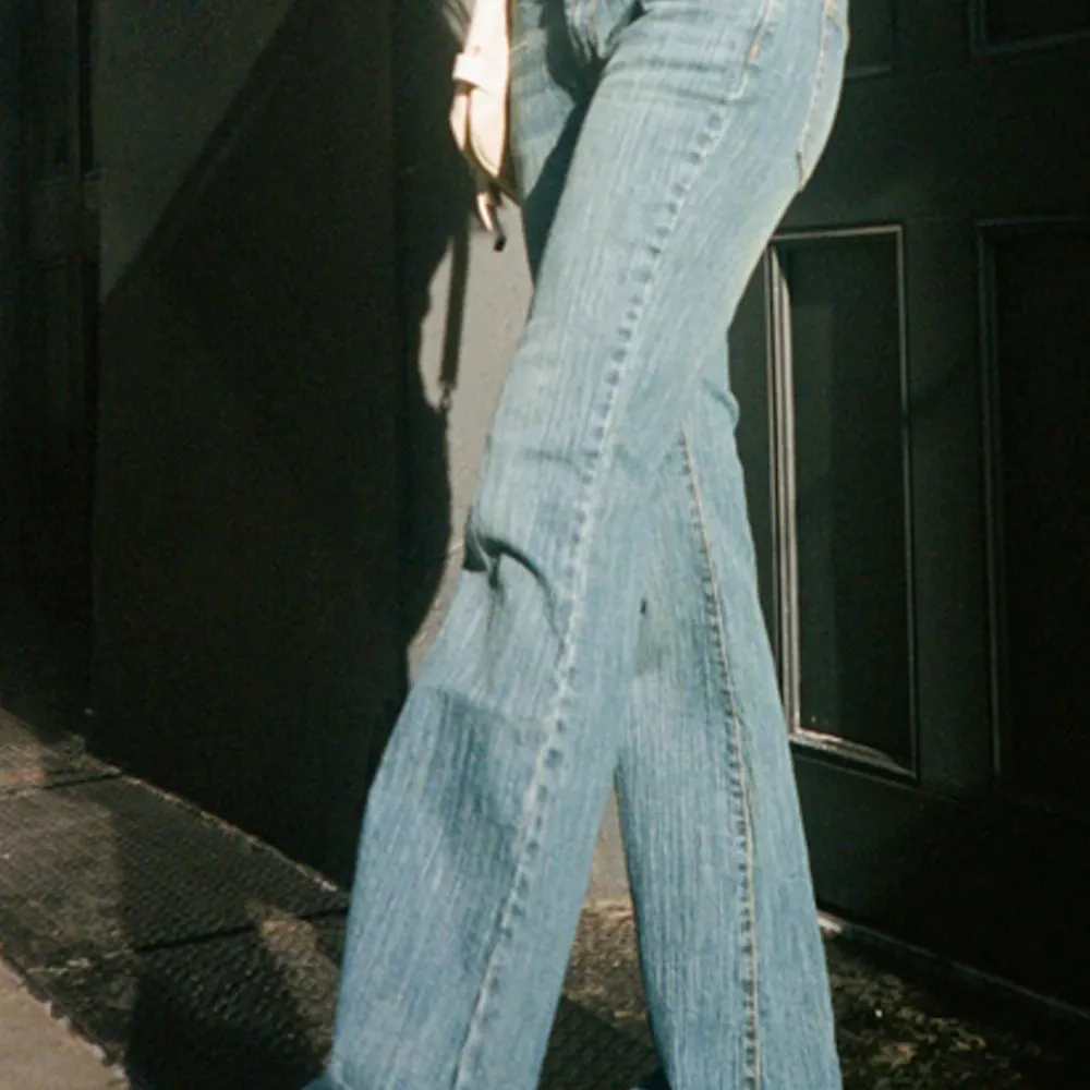 Säljer mina brandy mellville jeans i modellen ”Brielle 90s Jeans” Första två bilderna är lånade💗💞. Jeans & Byxor.