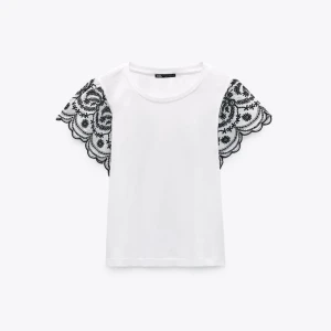 T-SHIRT MED BRODERI - Världens sötaste topp från zara som tyvärr är för liten💞💞 inga defekter 🙌🏼