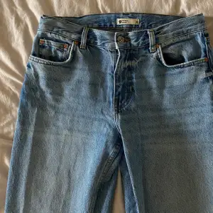 Mid waist jeans från Gina 🤍 Är lite långa för mig så har slitits lite vid hälarna :(