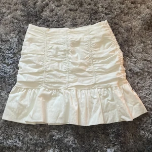 Snygg vit kjol  - Perfekt kjol till sommaren!🌊☀️ Nyskick, använd 1 gång Kjolen har en dragkedja på sidan Midjemått: 34cm  men den är väldigt töjbar, upp till 40cm Storlek M men passar mig som har XS/S