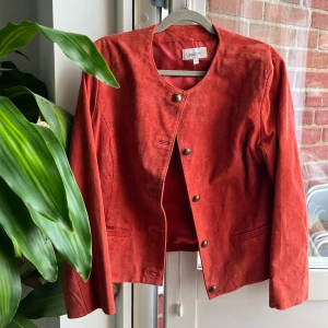 Jacka - Snygg jacka i röd mocka med fina knappar