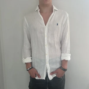 RALPH LAUREN - SKJORTA - Storlek S (passar m) - 9/10- Nypris 1299kr- Vårt pris 549kr - Modellen är 184