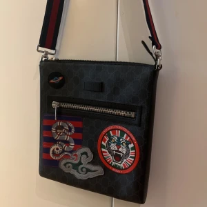 Gucci Night Courier Messenger Bag - Köpt på Östermalms gucci butik för ett par år sedan  Bra omhändertagen och i väldigt bra skick   Klipp till och var cool under sommarn/semestern 8)  Priset kan diskuteras, skicka förslag :)
