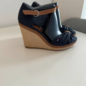 Tommy hillfiger kilklackar - Perfekta sommarskor/ kilklack inför sommaren och stranden 