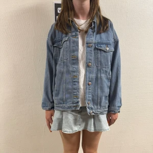 Snygg Jeansjacka  - Super fin jeansjacka från monki. Kommer tyvärr inte till användning. Har endast används fåtal gånger❤️