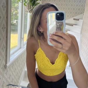 Gult spetslinne - Jag säljer mitt gula fina spetslinne från zara. Toppen är oanvänd och är i nyskick❣️säljer den för att den tyvärr inte kommer till någon användning. Nypris: 300