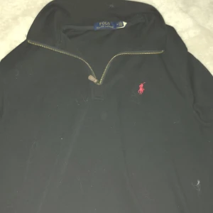 Polo Ralph Lauren halv zip - Jag säljer en Ralphlauren i storlek M. Hör av er för mer information.