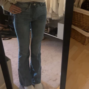 Flare jeans - Snygga högmidjade flare jeans som är för små i midjan från H&M! Skriv privat för fler bilder och tydligare bild på färgen❤️